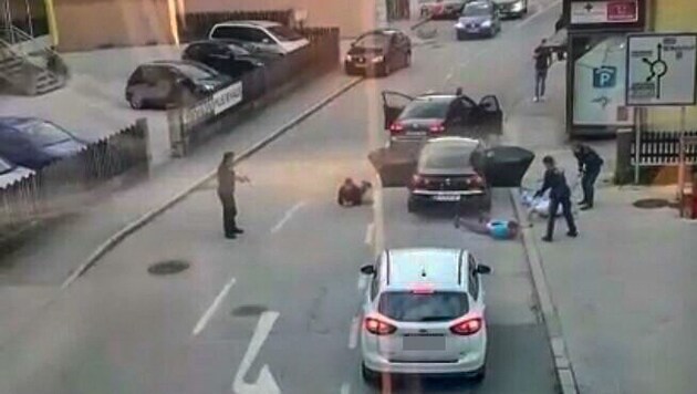 Mit Pistolen im Anschlag fixieren die Polizisten in Kufstein die am Boden liegenden Tschetschenen. (Bild: Zeitungsfoto.at)