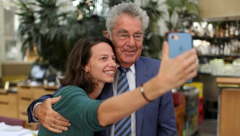 Heinz Fischer kommt einem Selfie-Wunsch nach. (Bild: Gerhard Bartel)