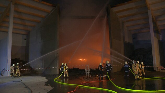 Eine große Lagerhalle, gefüllt mit Gewerbemüll, stand in Haus in Brand (Bild: BFV Liezen / Schlüßlmayr)