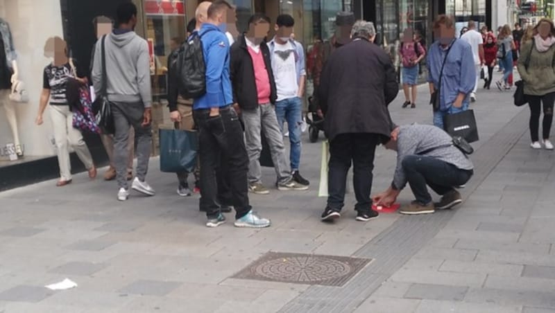 Hütchenspieler auf der Mariahilfer Straße in Wien (Bild: Privat)