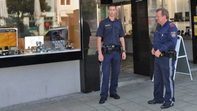 Polizisten am Tatort in Amstetten (Bild: Franz Crepaz)