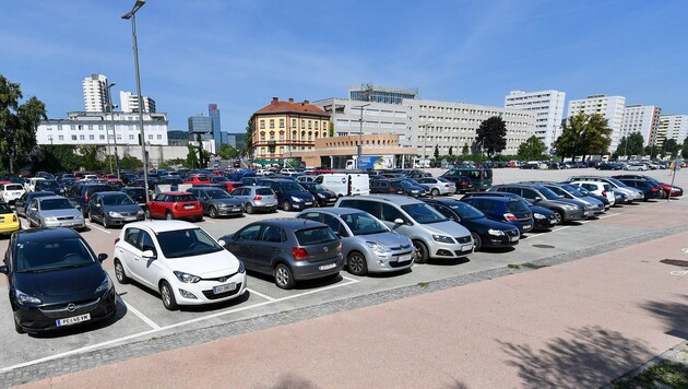 Die Pkw dürfen auf dem Urfahrmarkt-Areal nur noch bis Mitte Oktober parken. (Bild: Harald Dostal)