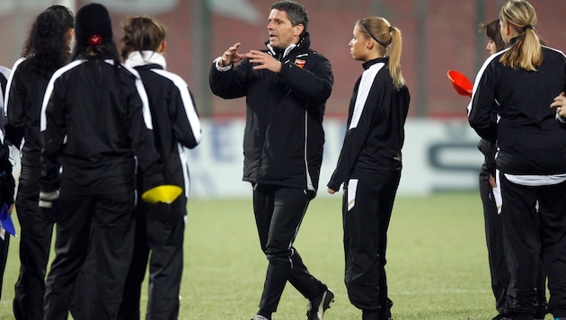 November 2011: Didi Kühbauer leitet das Training der Sportklub-Damenmannschaft. (Bild: GEPA)