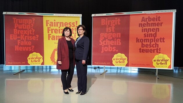 SPÖ-Chefin Birgit Gerstorfer (li.) mit Parteimanagerin Bettina Stadlbauer und pointierten Plakaten. (Bild: Werner Pöchinger)