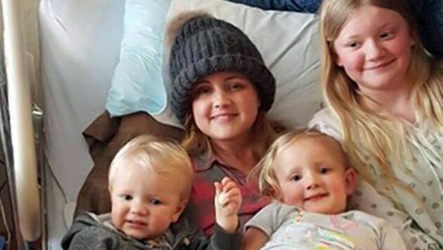 Carrie DeKlyen mit drei ihrer insgesamt sechs Kinder (Bild: facebook.com/Cure4Carrie)