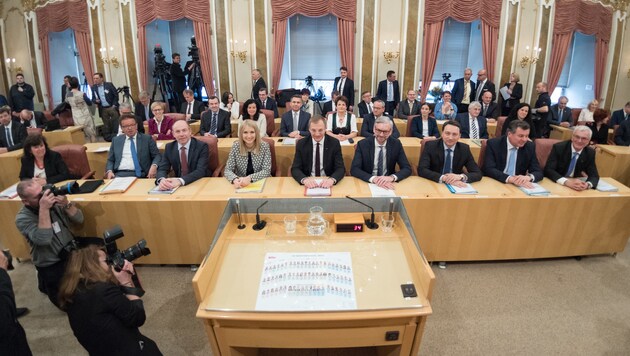 Die Performance der neun Landespolitiker auf dieser Regierungsbank im Linzer Landhaus ist IMAS-Thema (Bild: FOTOKERSCHI.AT/KERSCHBAUMMAYR)