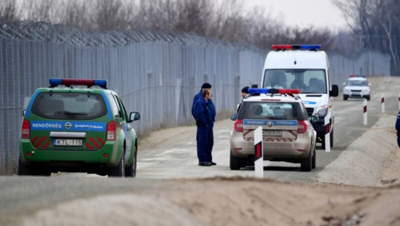 Polizeipatrouillen an der ungarisch-serbischen Grenze bei Asotthalom (Bild: AFP)