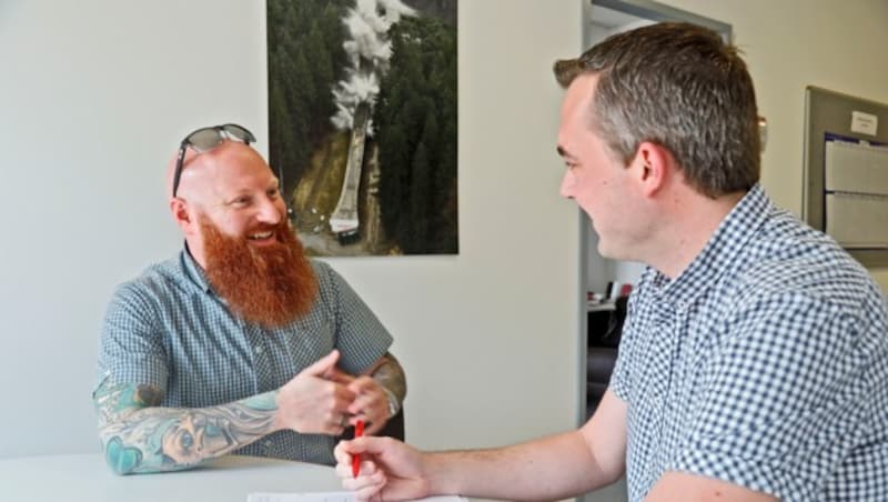 Philipp Bechter (li.) im Gespräch mit "Krone"-Redakteur Hubert Rauth. (Bild: Christof Birbaumer)