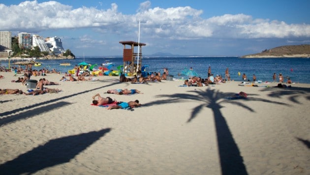Touristen am Strand von Magaluf auf Mallorca (Bild: AFP)