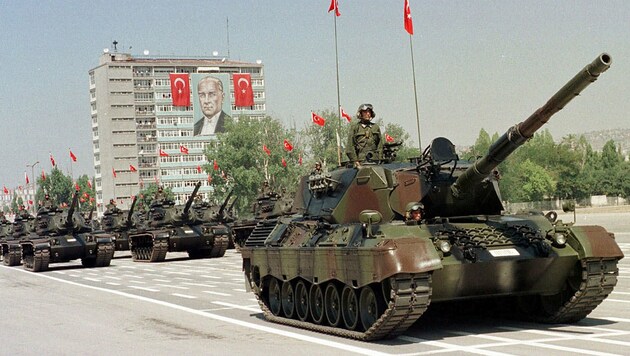 Ein deutscher "Leopard"-Panzer bei einer Militärparade in Ankara (Bild: AP)