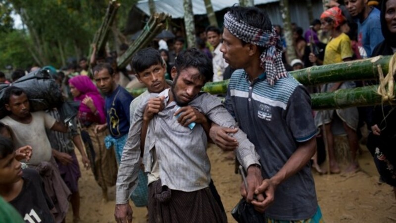 Ein völlig entkräfteter Flüchtling in einem Camp in Bangladesch (Bild: AP)