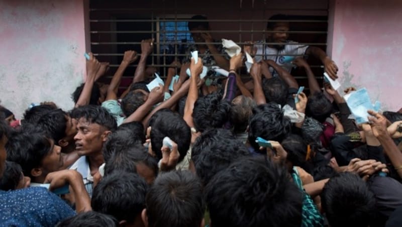 Rangeleien bei der Ausgabe von Essensmarken für Rohingya-Flüchtlinge in Bangladesch (Bild: AP)