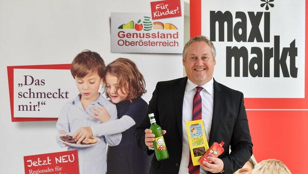 Maximarkt-Geschäftsführer Thomas Schrenk mit Kindern-Produkten aus dem Genussland-Sortiment. (Bild: Harald Dostal)