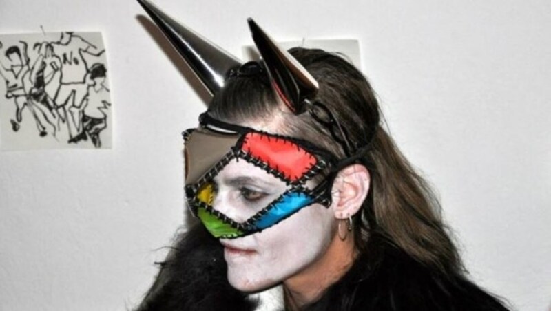 Isabell Rauchenbichler mit ihrer Maskenperformance (Bild: Seierl)