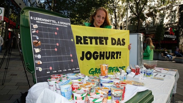 Greenpeace wollte mit der Aktion auf die Unbedenklichkeit von abgelaufenem Joghurt hinweisen. (Bild: Martin A. Jöchl)