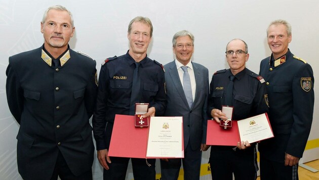 Die Polizisten Richard Fischbacher und Josef Prawda erhielten das Ehrenkreuz für Lebensrettung (Bild: LPD/Fritz-Press GmbH)