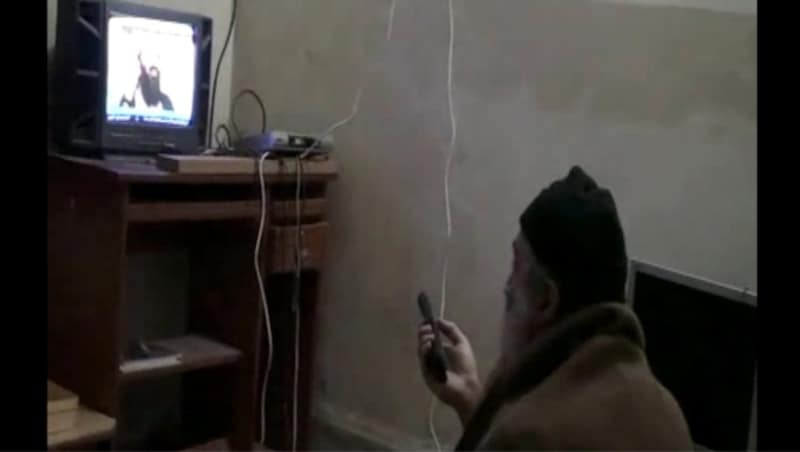 Osama bin Laden bewundert sich selbst im Fernsehen. (Bild: AFP)