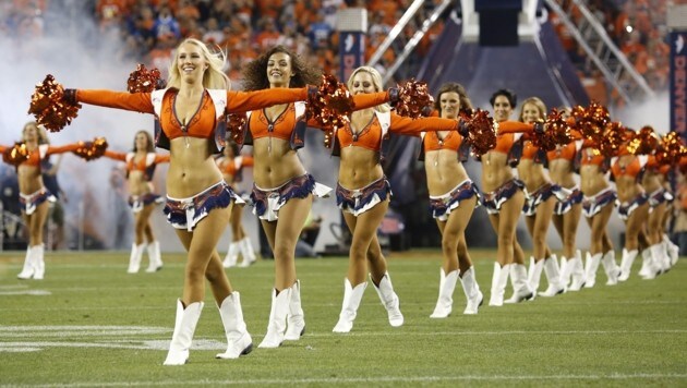 Ein Bauch flacher als der andere: Die Cheerleader der Denver Broncos wissen sich in Szene zu setzen. (Bild: Getty Images)