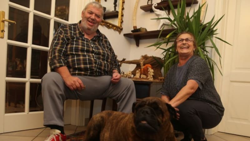 Otto Wanz mit Lebensgefährtin Ludmilla und Familienhund "Butch" (Bild: Sepp Pail)