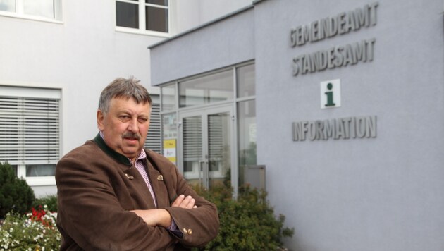 Bürgermeister Josef Wiesinger vorm Dimbacher Gemeindeamt nach der Attacke: Er war schwer geschockt (Bild: Kronen Zeitung)