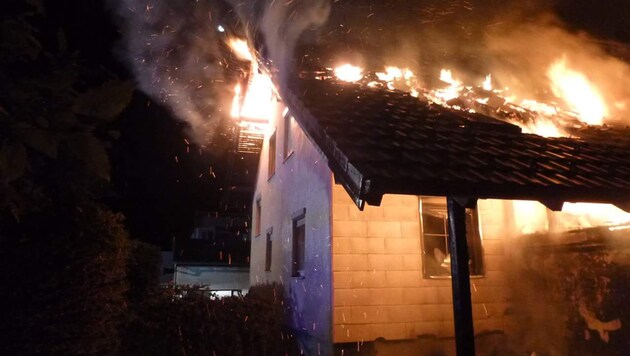 Die Flammen schlugen meterweit aus dem Dachstuhl des Hauses in Aurolzmünster. (Bild: Werner Kerschbaummayr)