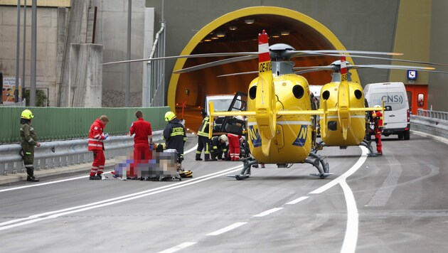 Fünf Rettungshubschrauber flogen die Verletzten in Krankenhäuser. (Bild: laumat.at / Matthias Lauber)