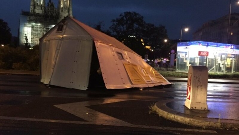 In Wien wurde ein Zelt auf die Universitätsstraße geweht. (Bild: twitter.com/Hameedkhaan)