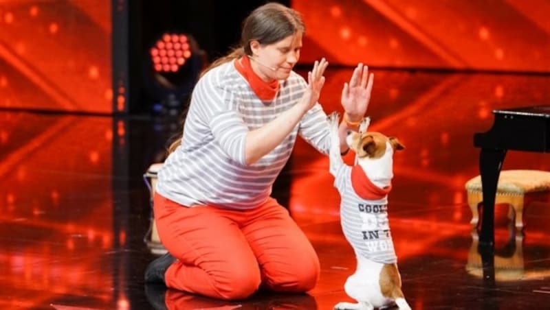 Jenny Frank und ihr Hund "Pepsi" zeigen eine Tier-Dressur. (Bild: RTL)