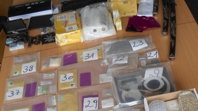 Ein kleiner Teil der Drogen, die bei dem Innviertler Darknet-Pärchen sichergestellt werden konnten. (Bild: Polizei)