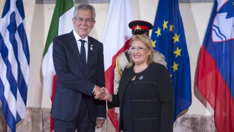 Van der Bellen und die maltesische Staatspräsidentin Marie Louise Coleiro Preca (Bild: APA/BUNDESHEER/CARINA KARLOVITS)