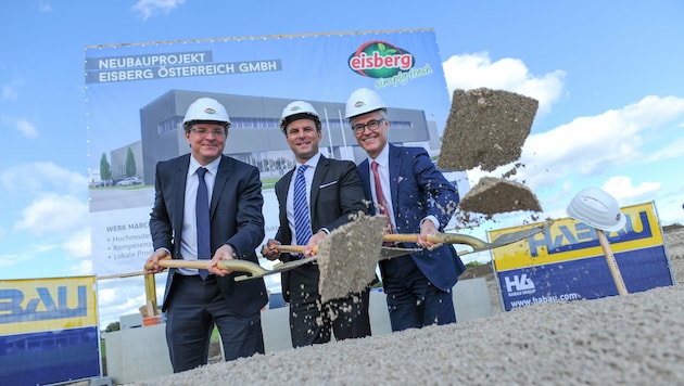 Franco Mühlgrabner, Marco Tschanz und Christian Guggisberg (von links) beim Spatenstich. (Bild: Markus Wenzel)