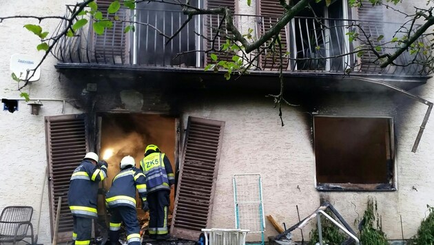 Einsatzkräfte der Feuerwehr am Unglücksort. (Bild: KK/HFW Villach)