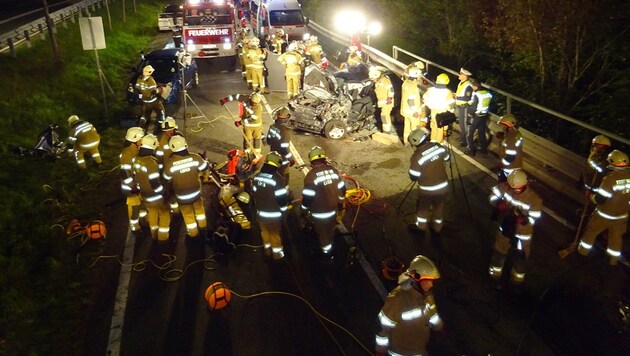 Die Einsatzkräfte der Freiwilligen Feuerwehr Lofer an der Unfallstelle. (Bild: FF Lofer)