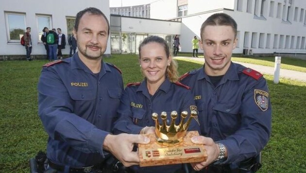â01EGoldene Kroneâ01C für die drei Polizisten Manuel, Petra und Michael. Sie retteten die Hochzeit. (Bild: Markus Tschepp)
