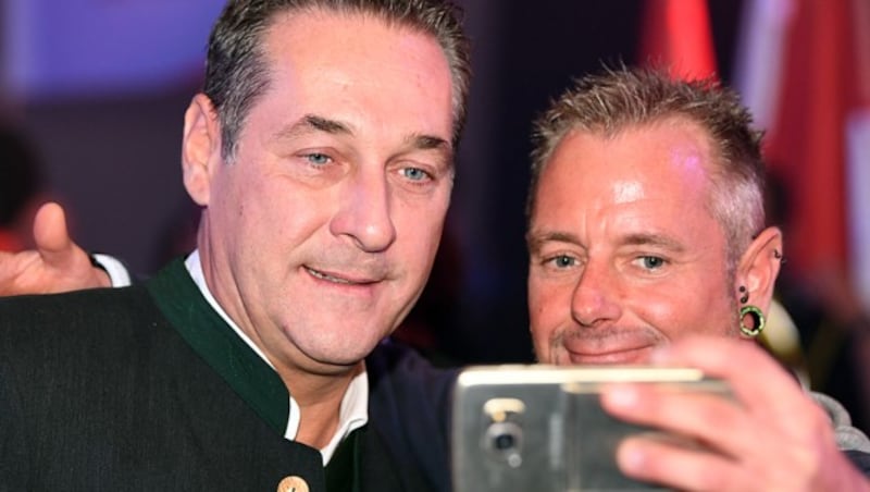 Selfie mit Heinz-Christian Strache - würden Sie auch eines machen? (Bild: APA/FOTOKERSCHI.AT/WERNER KERSCHBAUMMAYR)