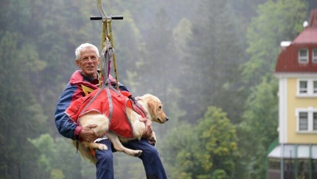 Bergretter Franz Huttegger schwebt mit Lilli auf "Flying Fox" über Talboden des Wasserfalls. (Bild: Salzburger Bergrettung)