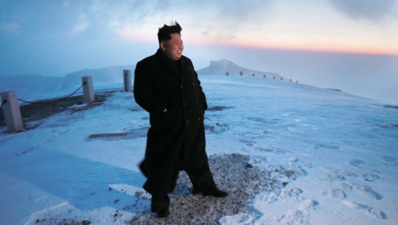 Diktator Kim Jong Un auf einem schneebedeckten Plateau im Paektu-Gebirge (Bild: AFP)