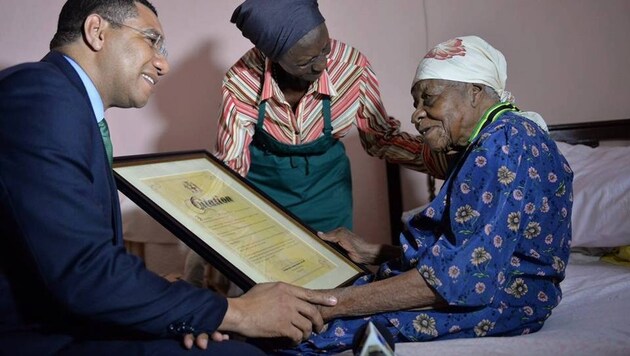 Im April 2017 hat Jamaikas Premier Andrew Holness Violet Brown noch eine Ehrenmedaille überreicht. (Bild: facebook.com/AndrewHolnessJM)