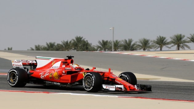 Unweit der Formel 1-Strecke in Bahrain war die Mühlviertlerin für einen Kart-Kurs im Einsatz. (Bild: AP Photo/Luca Bruno)