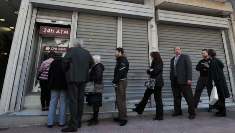 Schlangen vor einer Bankfiliale: Bilder wie dieses aus Nikosia gingen 2013 um die Welt. (Bild: AFP)