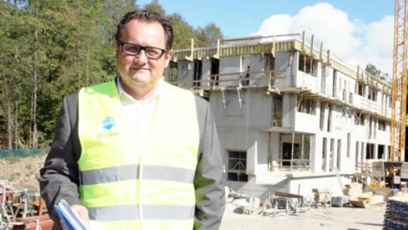 Projektleiter Stefan Wallmann vor dem Rohbau. (Bild: Max Grill)