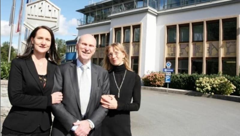 Eigentümer Ernst Mayer feiert mit Töchtern Susanne (re.) & Barbara 50. Dienstjubiläum. (Bild: Max Grill)