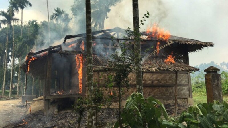 Rohingya-Dörfer wurden von Soldaten und Sicherheitskräften niedergebrannt. (Bild: AP)