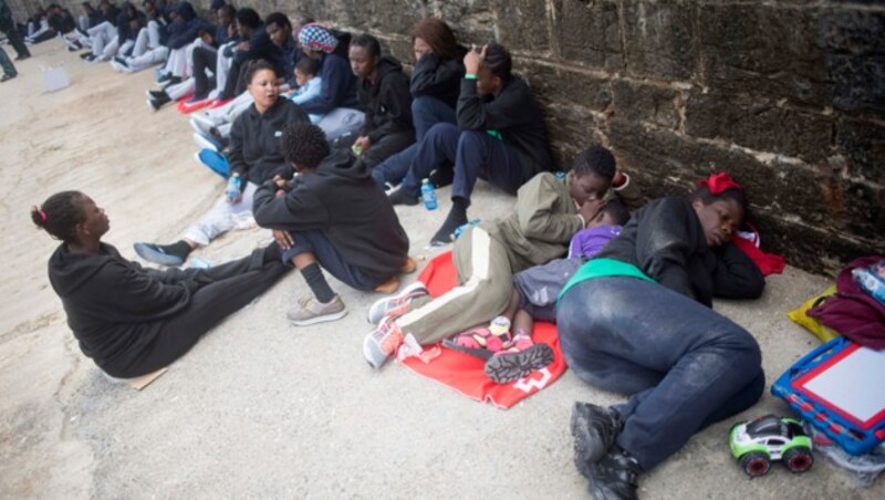 Flüchtlinge im Hafen von Tarifa im Süden von Spanien (Bild: AP)