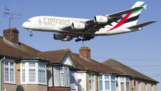 Ein Airbus A380 über den Dächern Londons (Archivbild) (Bild: AFP)