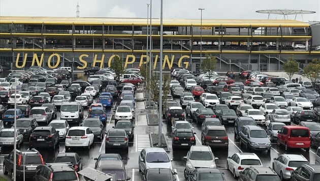 So voll war der Parkplatz beim Uno Shopping seit Jahren nicht mehr. (Bild: Mario Ruhmanseder)