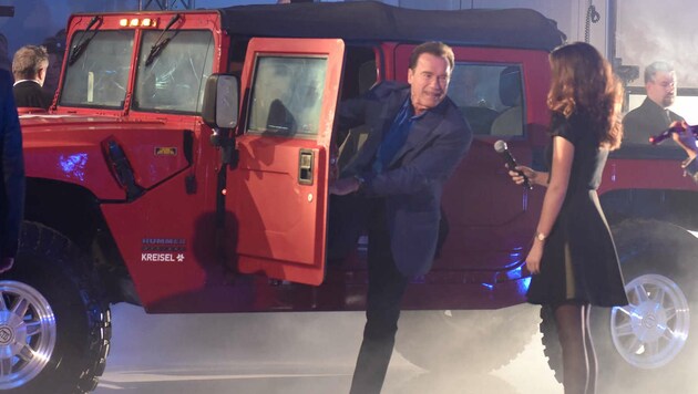 Arnold Schwarzenegger fuhr mit einem Elektro-Hummer ins neue Kreisel-Hauptquartier hinein. (Bild: Markus Wenzel)