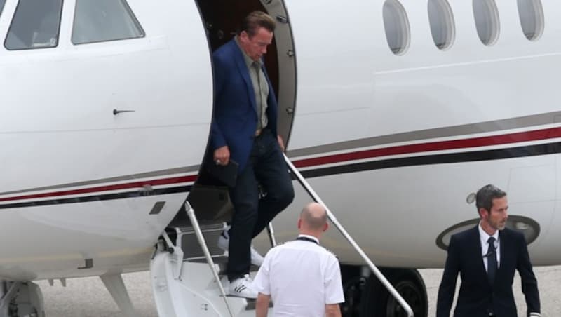 Arnold Schwarzenegger bei seiner gestrigen Ankunft am Blue Danube Airport in Linz. (Bild: Markus Wenzel)