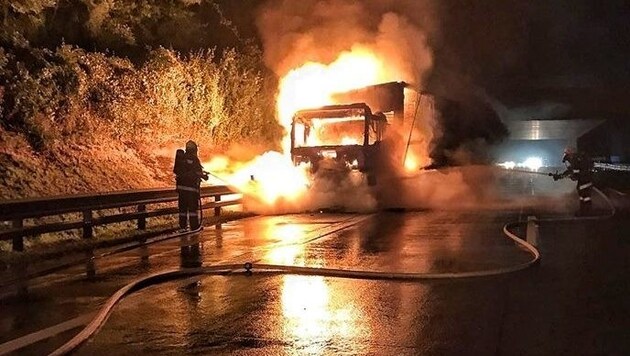 Der Unfall-Lkw brannte lichterloh. (Bild: facebook.com/freiwilligefeuerwehrybbsanderdonau/)