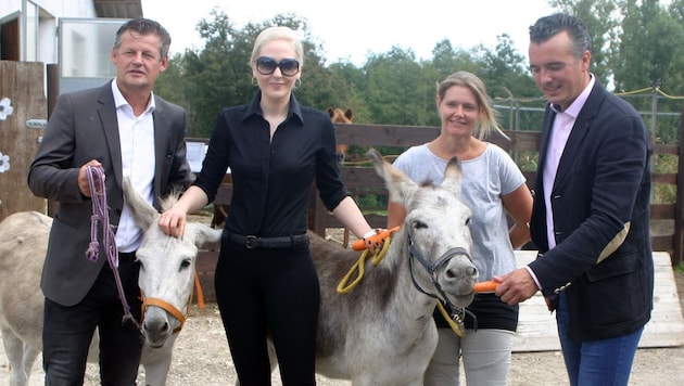 Auch C. Scheider und G. Darmann werden den Gnadenhof für Nutztiere in Grafenstein unterstützen. (Bild: Claudia Fischer)